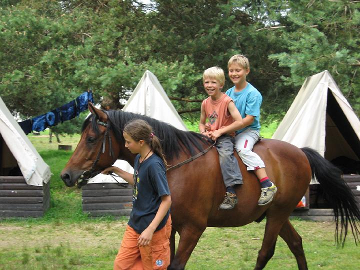 216 - Přijel k nám pán s koněm, a tak se vozíme. Vede Bětka a veze se Macík a Jura.JPG